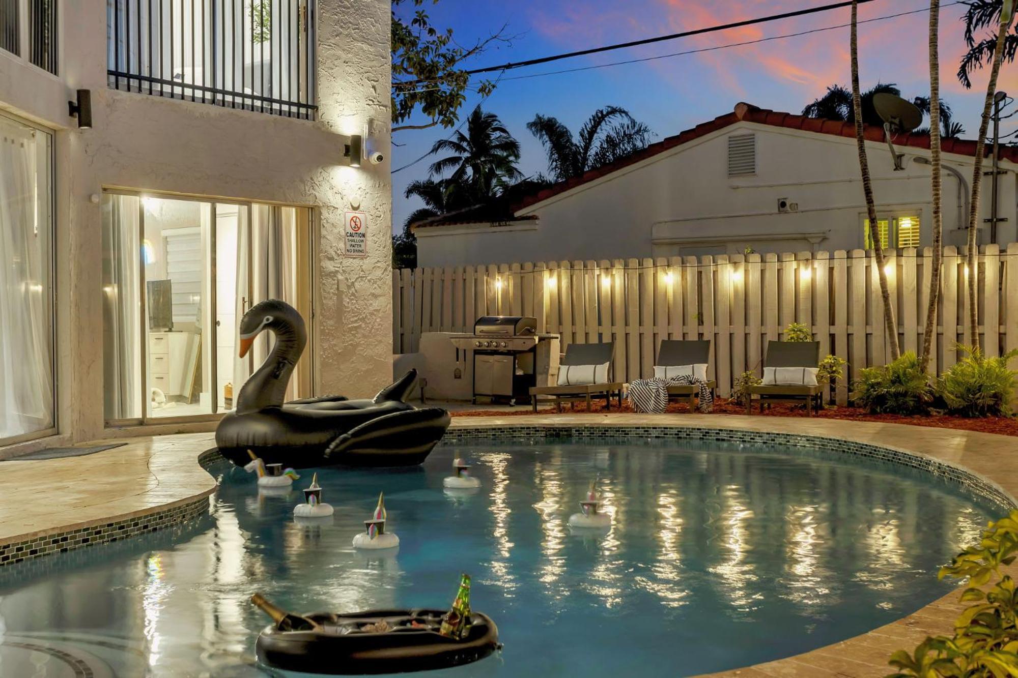 Stunning 2 Story Villa With Pool Fort Lauderdale Exterior photo